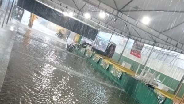 Chuva forte alaga estandes do Festival do Abacaxi, em Tarauacá e pode comprometer show de Evoney Fernandes